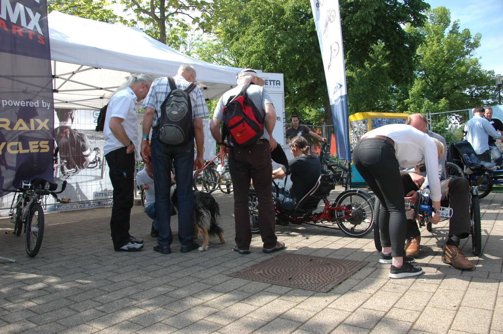 Joe in der Beratung, Anna stellt an den Rädern individuell die Beinlänge für den  Besucher ein 