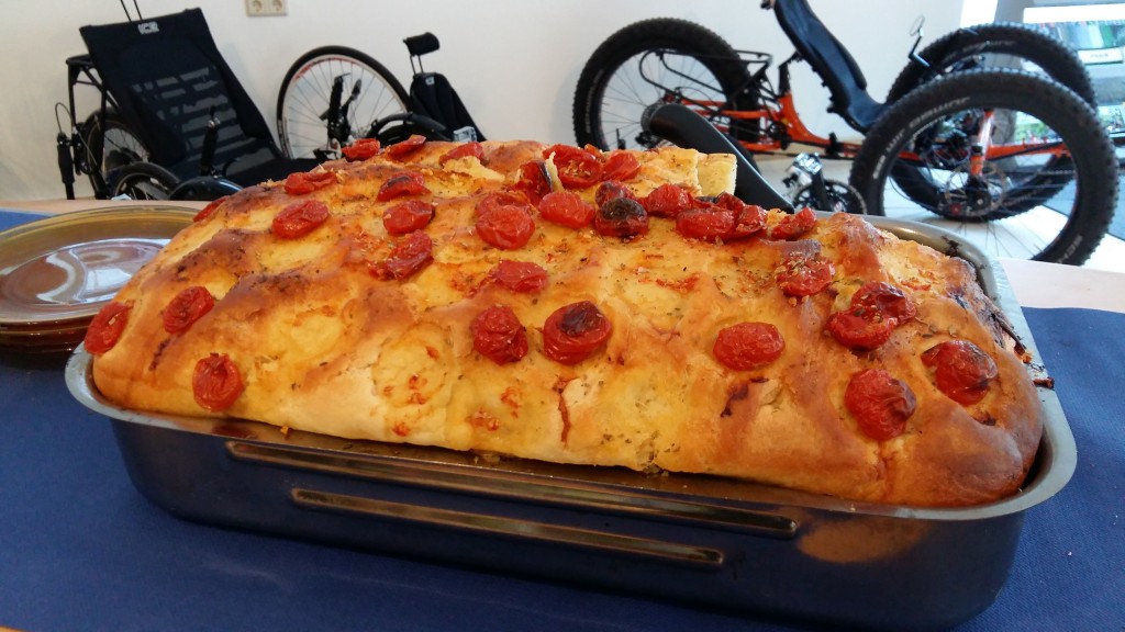 Leckere Focaccia mit ICE FULL FAT im Hintergrund