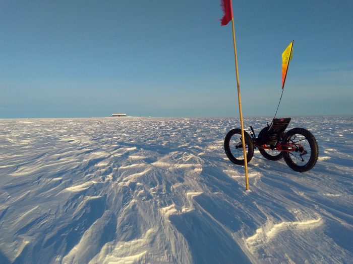 Das ICE FULL FAT Fattrike auf der Neumayer 3 Forschungsstation in der Antarktis.