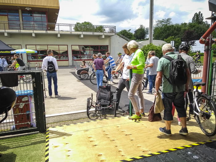 Das ICLETTA Team berät die Messebesucher der VELO Frankfurt zum Thema ICE Liegedreiräder.