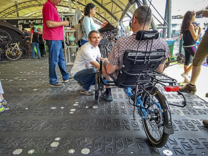 Das ICLETTA Team berät die Messebesucher der VELO Frankfurt zum Thema ICE Liegedreiräder.